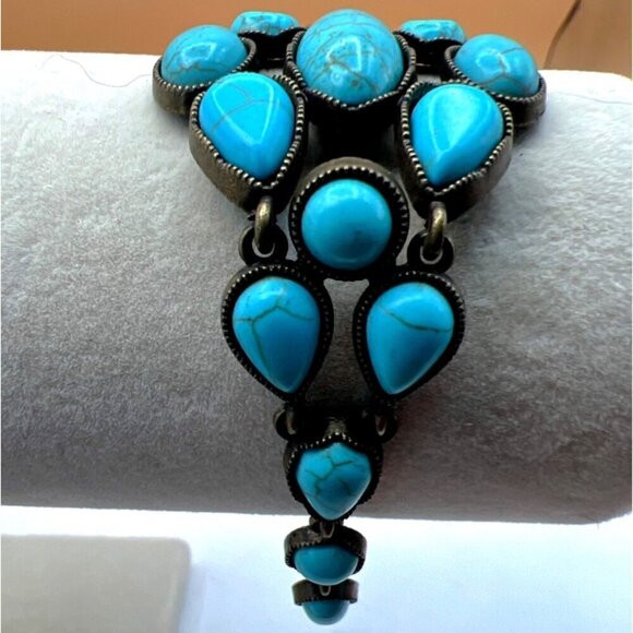 Vintage-Inspired Silver Tone Necklace & Bracelet Set With Faux Turquoise Stones. - Picture 8 of 14